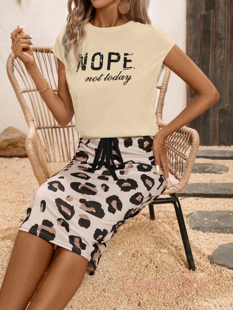 Conjunto Camiseta Estampada Com Saia Animal Print Conjunto Camiseta Estampada Com Saia Animal Print