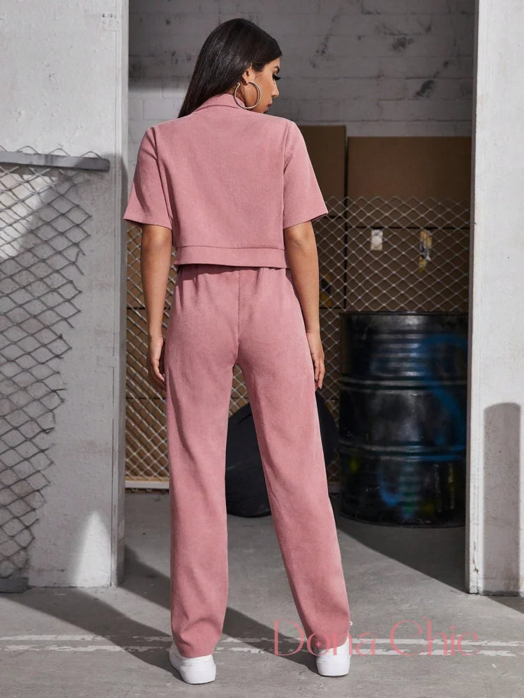 Conjunto Com Camisa Cropped E Calça De Cintura Alta Conjunto Com Camisa Cropped E Calça De Cintura Alta