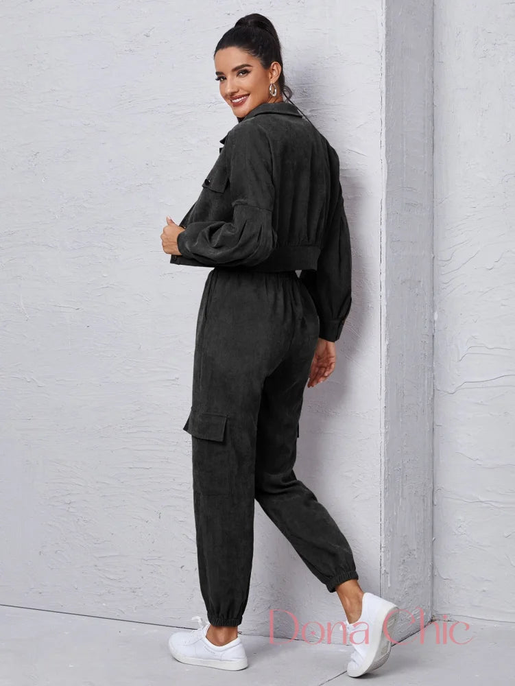 Conjunto Com Jaqueta Cropped E Calça Jogger Bolsos Conjunto Com Jaqueta Cropped E Calça Jogger Bolsos