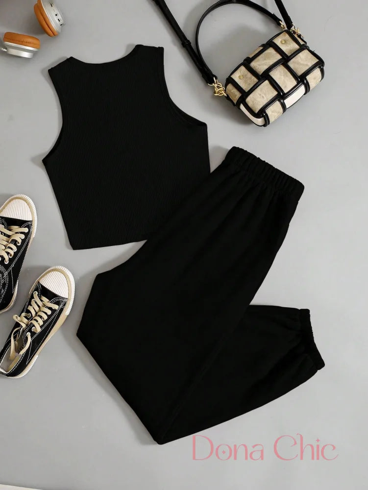 Conjunto Cropped Com Detalhe Em Estampa E Calça Jogger Conjunto Cropped Com Detalhe Em Estampa E Calça Jogger