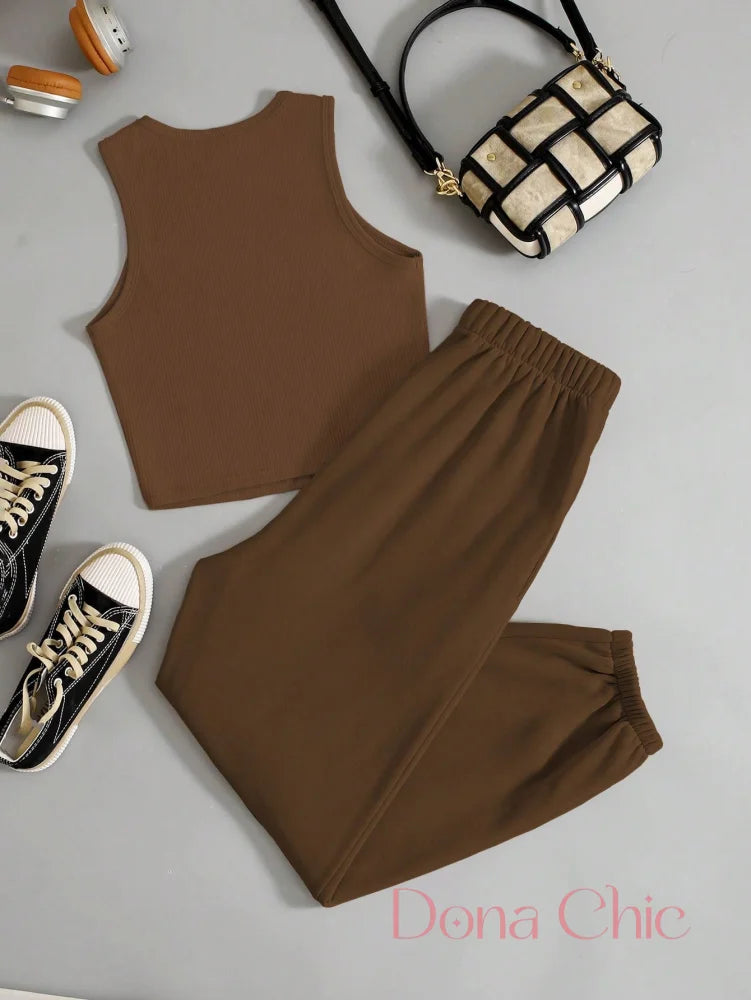 Conjunto Cropped Com Detalhe Em Estampa E Calça Jogger Conjunto Cropped Com Detalhe Em Estampa E Calça Jogger