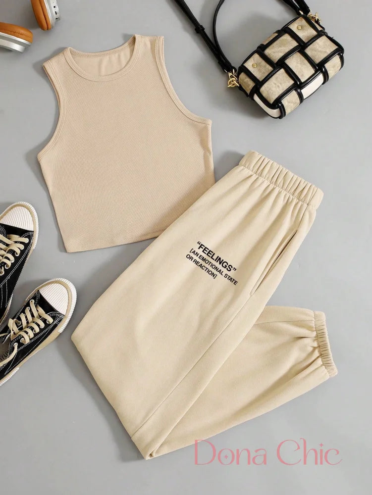 Conjunto Cropped Com Detalhe Em Estampa E Calça Jogger Conjunto Cropped Com Detalhe Em Estampa E Calça Jogger