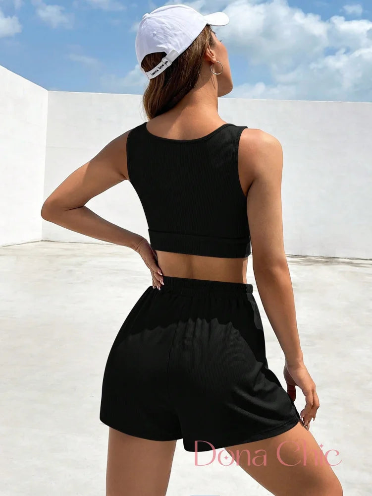 Conjunto Cropped Com Detalhe Em Logo E Short Cintura Alta Conjunto Cropped Com Detalhe Em Logo E Short Cintura Alta