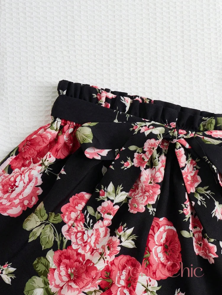 Conjunto Cropped Com Detalhes Ondulados E Short Floral Conjunto Cropped Com Detalhes Ondulados E Short Floral