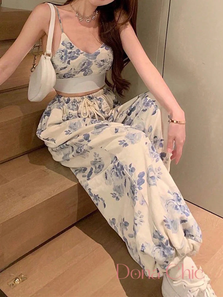 Conjunto Floral Com Alças Finas E Calça Solta Conjunto Floral Com Alças Finas E Calça Solta