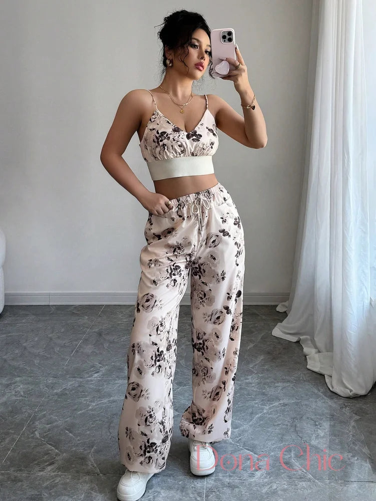Conjunto Floral Com Alças Finas E Calça Solta Conjunto Floral Com Alças Finas E Calça Solta