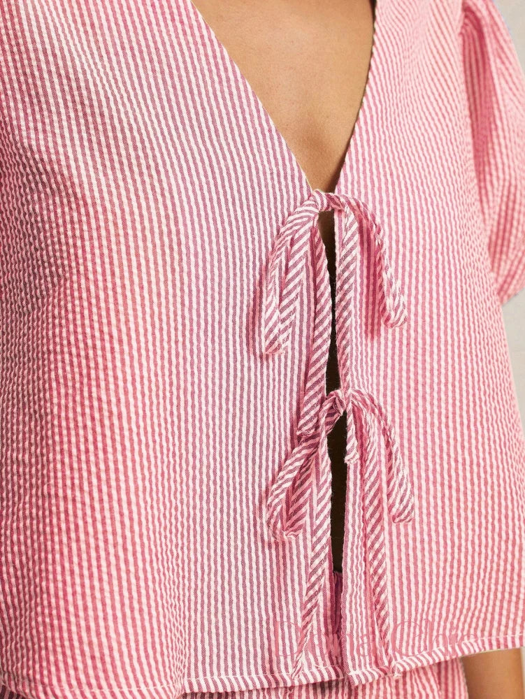 Conjunto Listrado Com Amarração E Mangas Bufantes Conjunto Listrado Com Amarração E Mangas Bufantes