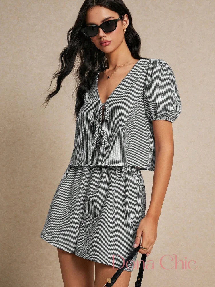 Conjunto Listrado Com Amarração E Mangas Bufantes Conjunto Listrado Com Amarração E Mangas Bufantes