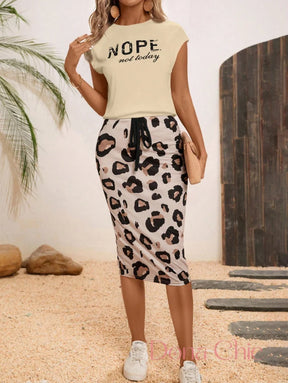 Conjunto Camiseta Estampada Com Saia Animal Print Conjunto Camiseta Estampada Com Saia Animal Print