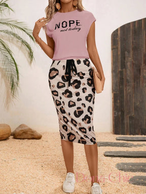 Conjunto Camiseta Estampada Com Saia Animal Print Conjunto Camiseta Estampada Com Saia Animal Print