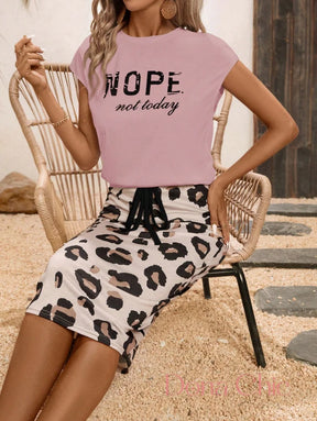 Conjunto Camiseta Estampada Com Saia Animal Print Conjunto Camiseta Estampada Com Saia Animal Print