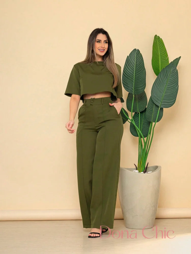 Conjunto Cropped Assimétrico Com Calça De Alfaiataria Verde Militar / P Conjunto Cropped Assimétrico Com Calça De