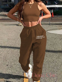 Conjunto Cropped Com Detalhe Em Estampa E Calça Jogger Castanho / P Conjunto Cropped Com Detalhe Em Estampa E Calça