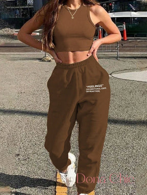 Conjunto Cropped Com Detalhe Em Estampa E Calça Jogger Castanho / P Conjunto Cropped Com Detalhe Em Estampa E Calça