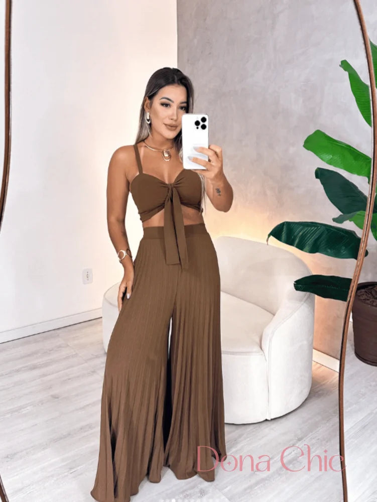 Conjunto Cropped Laço Frontal Com Calça Plissada Fluida Marrom / P Conjunto Estampado Geométrico Com Blusa Solta