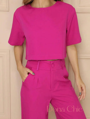 Conjunto Cropped Minimalista Com Calça Reta Elegante Conjunto Cropped Minimalista Com Calça Reta Elegante