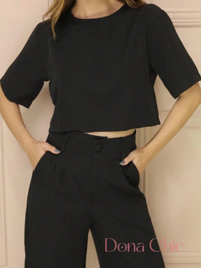 Conjunto Cropped Minimalista Com Calça Reta Elegante Conjunto Cropped Minimalista Com Calça Reta Elegante