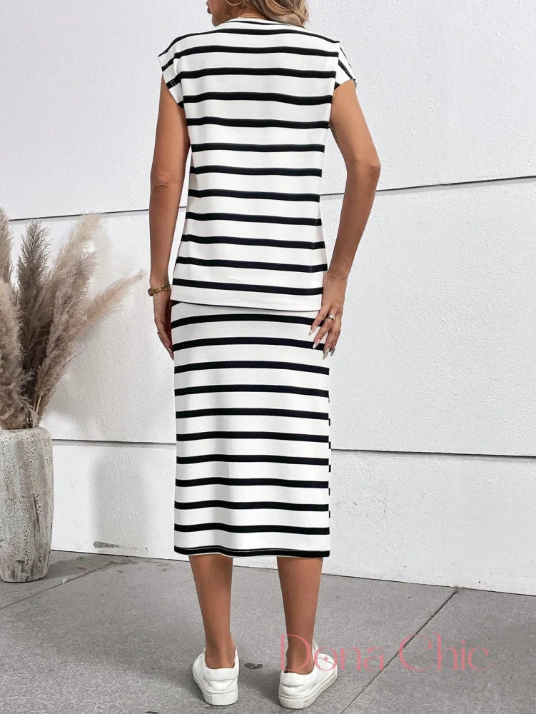 Conjunto Listrado Com Blusa Solta E Saia Midi Ajustada Conjunto Listrado Com Blusa Solta E Saia Midi Ajustada