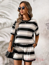 Conjunto Listrado Com Camiseta E Shorts Confortável Preto / P Conjunto Casual com Blusa Solta e Shorts
