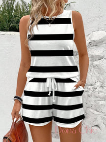 Conjunto Listrado Regata Com Shorts De Amarração Branco / P Conjunto Listrado com Regata e Camiseta de Manga Curta
