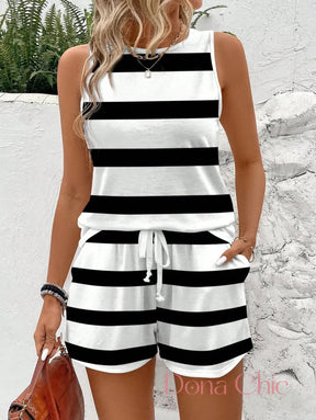 Conjunto Listrado Regata Com Shorts De Amarração Branco / P Conjunto Listrado com Regata e Camiseta de Manga Curta